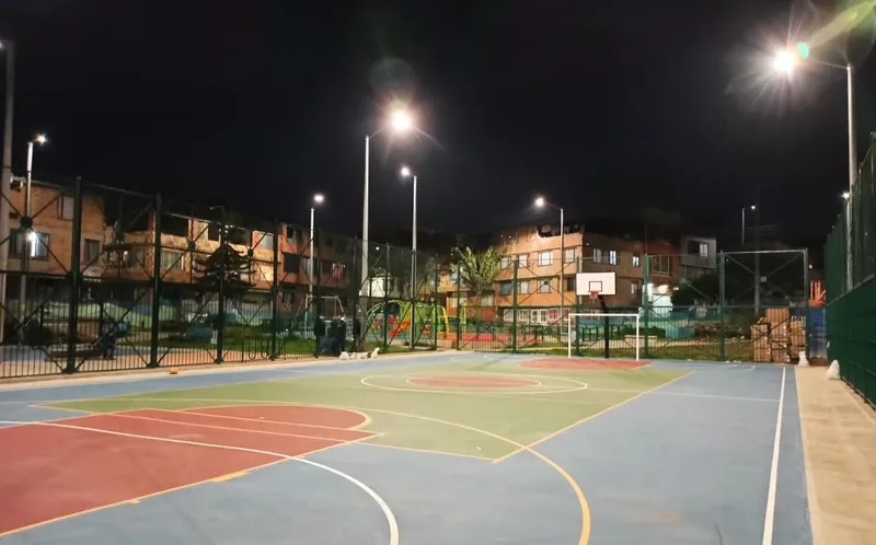 Canchas múltiples del parque Miravalle iluminadas de noche con luminarias LED
