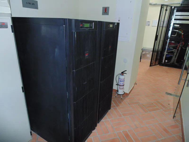 Cuarto técnico con dos UPS APC Smart-UPS VT y el tablero de la subestación eléctrica